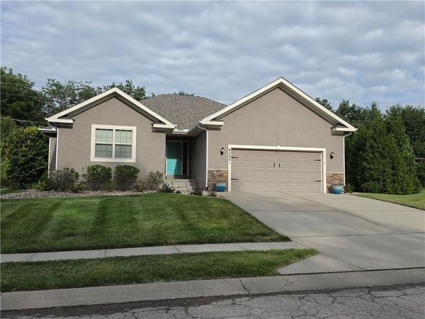 6200 Green Hills Lane, Kansas City, MO 64151