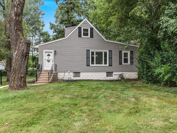 28 S Richmond Avenue, Westmont, IL 60559
