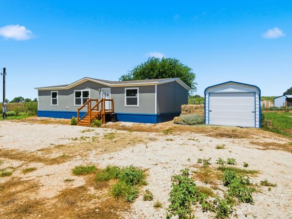 2870 County Road 120, Floresville, TX 78114