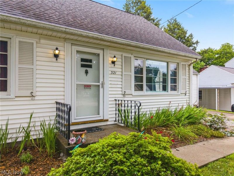 321 Woodrow Street NW, North Canton, OH 44720 Photo 2