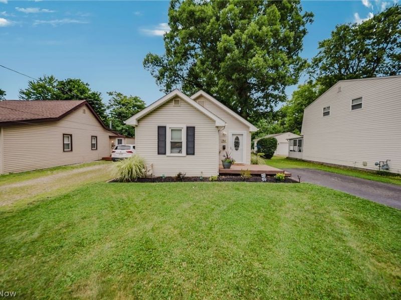 7611 Manor Drive, Mentor on the Lake, OH 44060 Photo 2