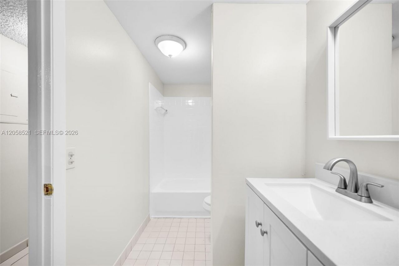 18965 NW 62nd Ave , Unit 106, Hialeah, FL 33015 Photo