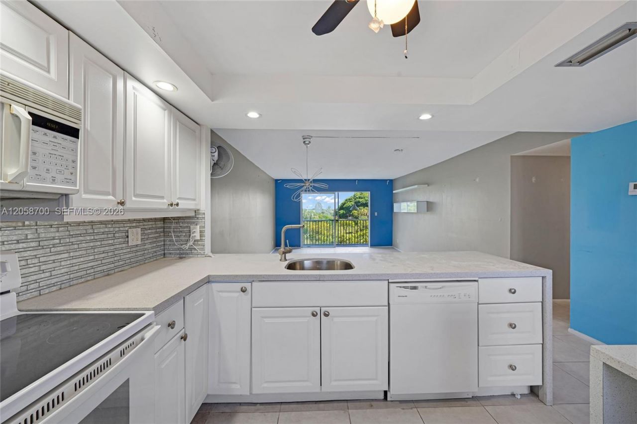 4800 Hillcrest Ln , Unit 402, Hollywood, FL 33021 Photo