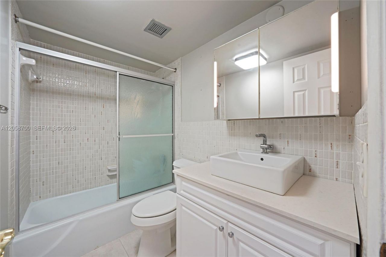 4800 Hillcrest Ln , Unit 402, Hollywood, FL 33021 Photo