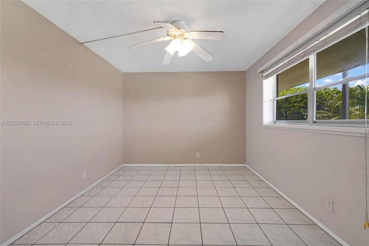 4800 Hillcrest Ln , Unit 402, Hollywood, FL 33021 Photo