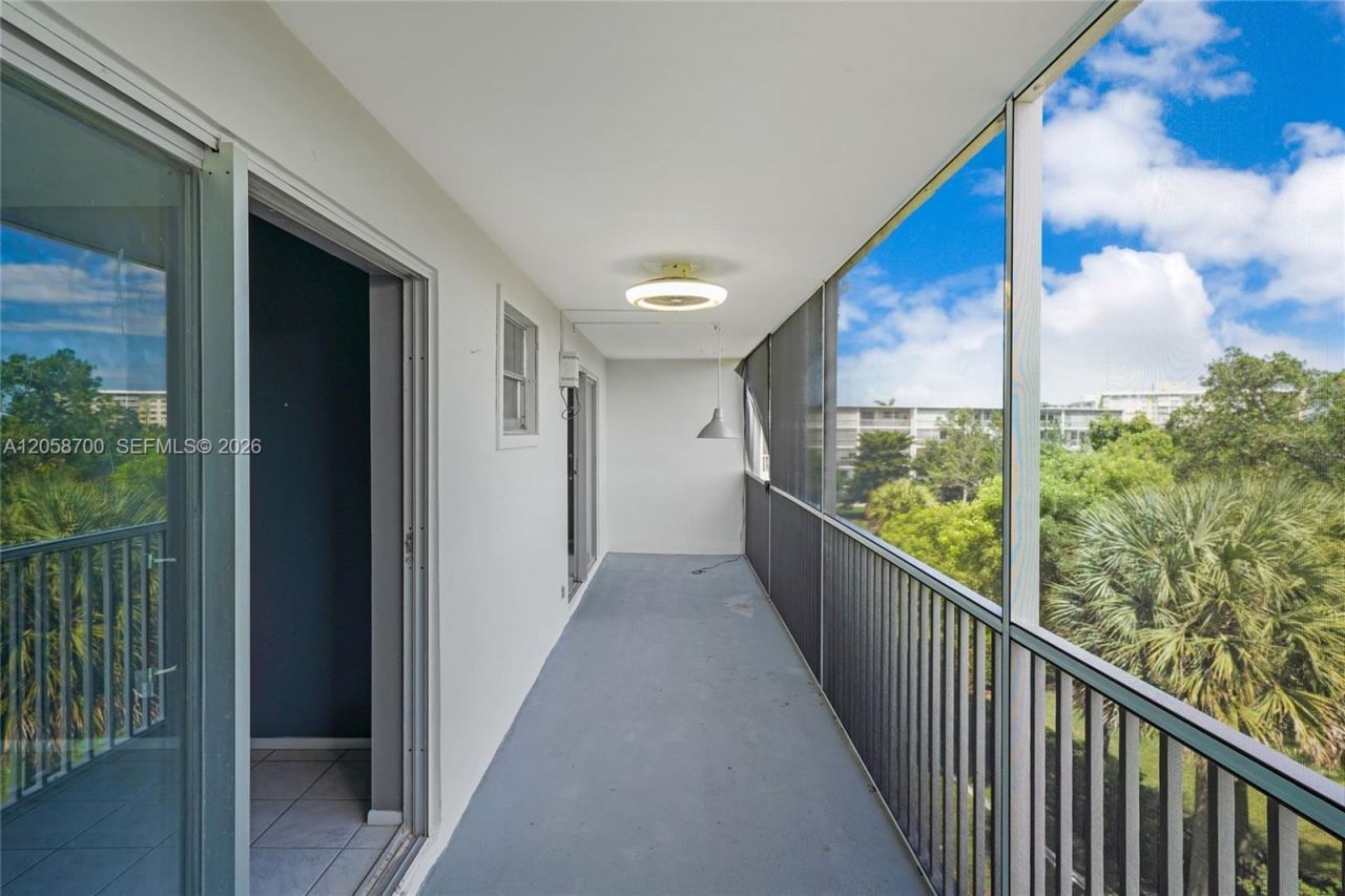 4800 Hillcrest Ln , Unit 402, Hollywood, FL 33021 Photo