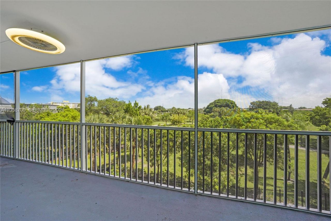 4800 Hillcrest Ln , Unit 402, Hollywood, FL 33021 Photo