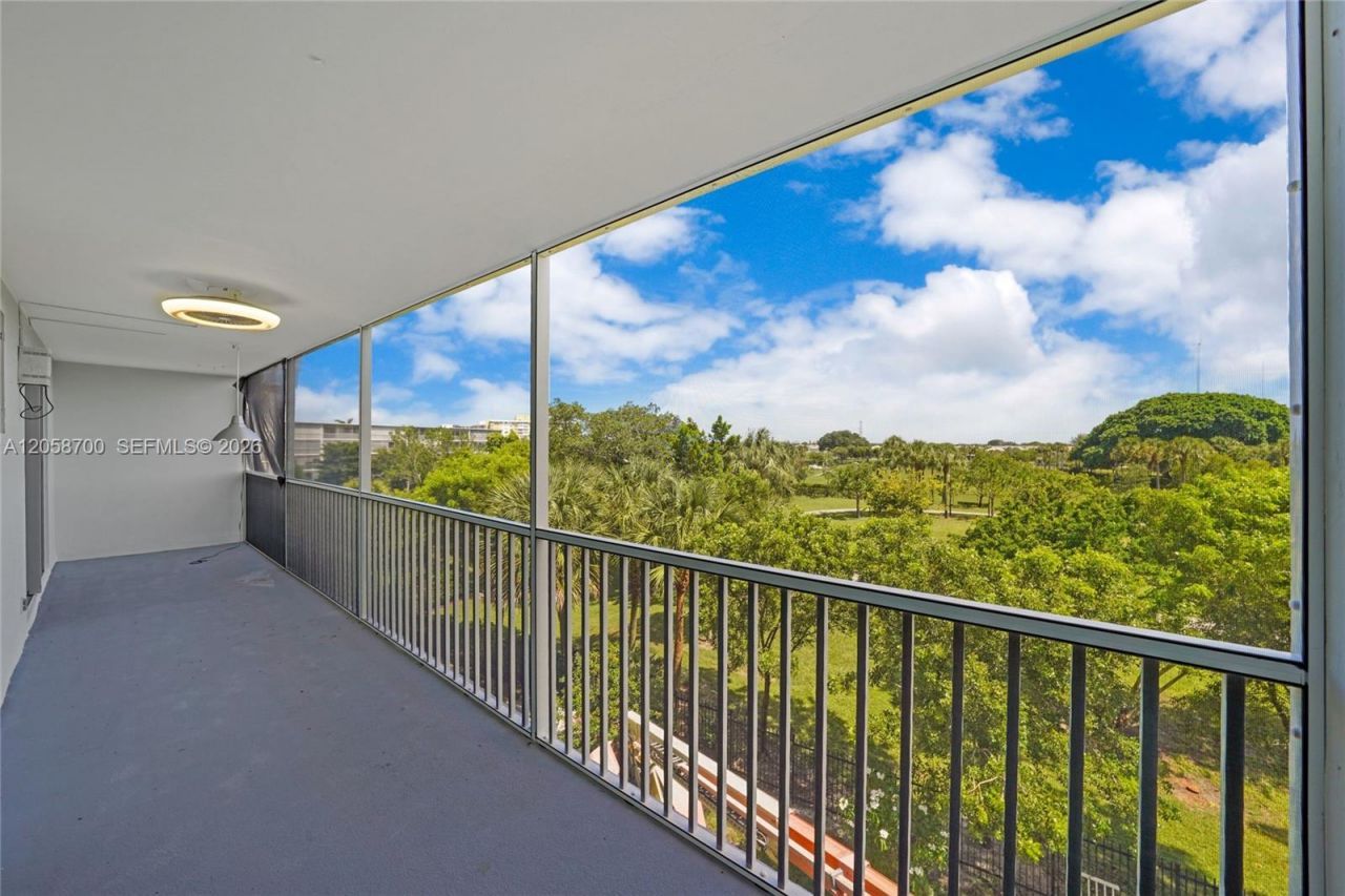 4800 Hillcrest Ln , Unit 402, Hollywood, FL 33021 Photo