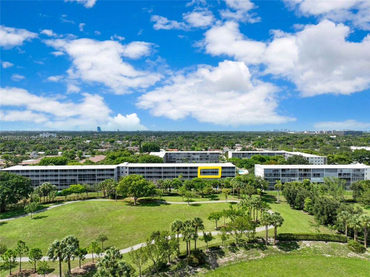 4800 Hillcrest Ln , Unit 402, Hollywood, FL 33021 Photo