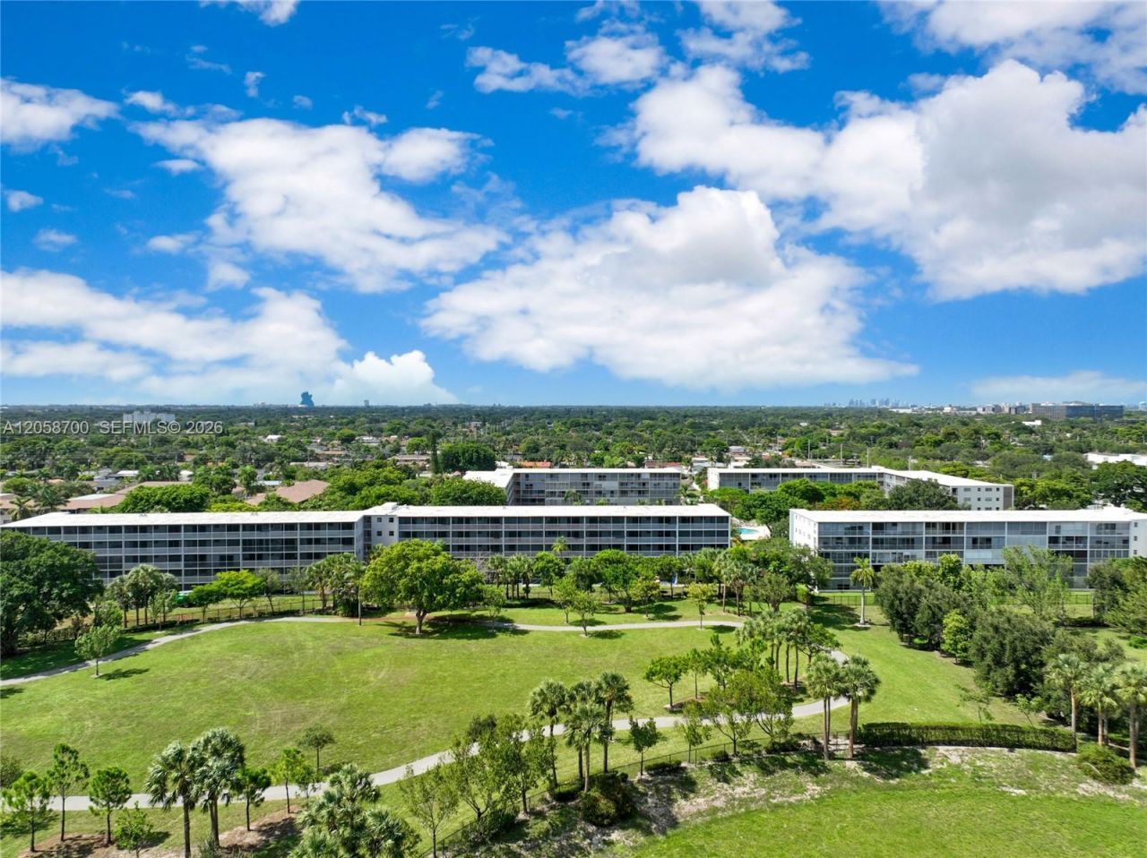 4800 Hillcrest Ln , Unit 402, Hollywood, FL 33021 Photo