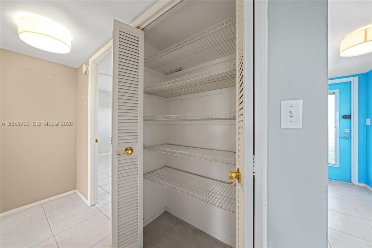 4800 Hillcrest Ln , Unit 402, Hollywood, FL 33021 Photo
