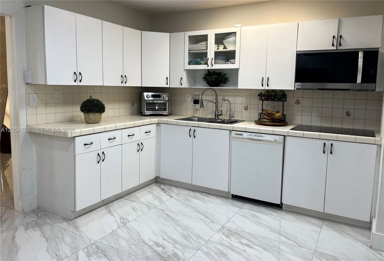 8025 NW 170th St , Hialeah, FL 33015 Photo
