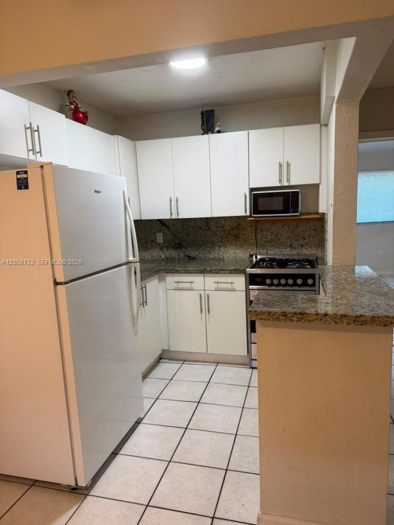 1330 W 54th St, Unit 221C, Hialeah, FL 33012 Photo