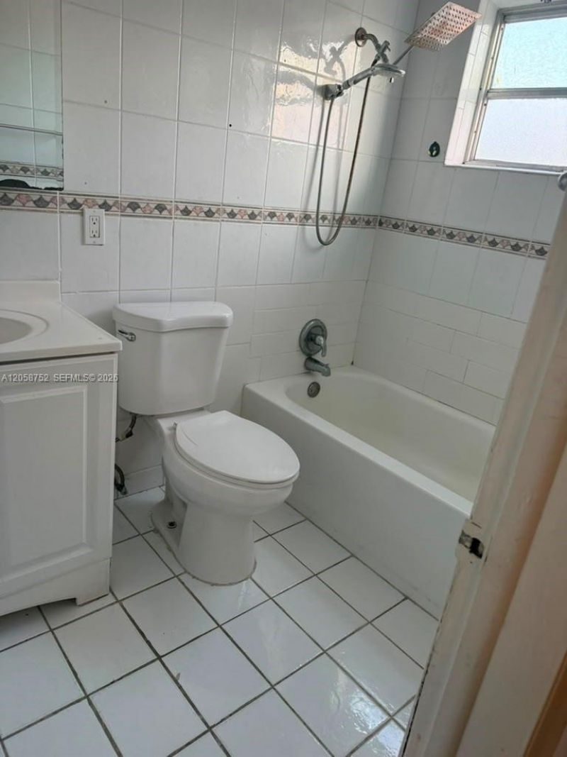 1330 W 54th St, Unit 221C, Hialeah, FL 33012 Photo