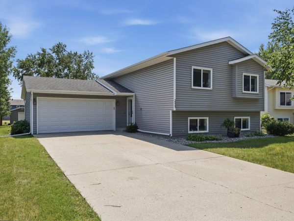 2523 33rd Avenue S, Moorhead, MN 56560