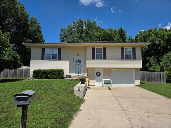 1304 SE 20TH Street, Oak Grove, MO 64075