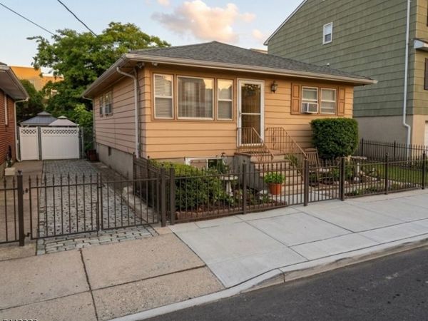 10 Emerson Ave, Jersey, NJ 07306