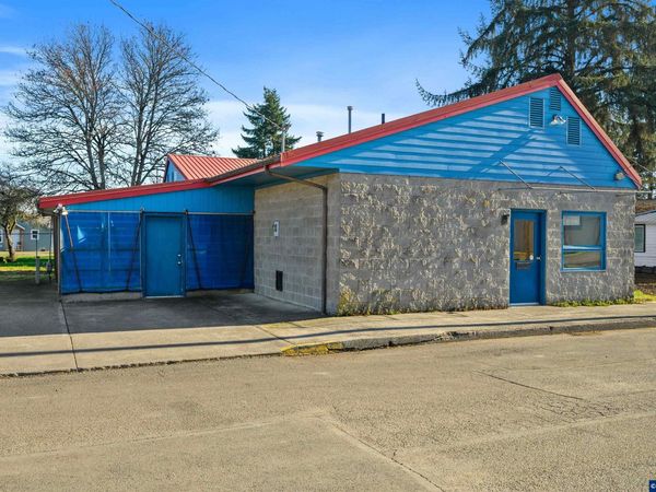 212 NE D St, Willamina, OR 97396
