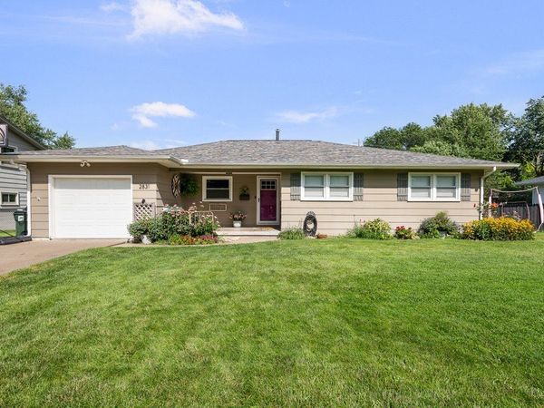 2831 Forest Road , Davenport, IA 52803