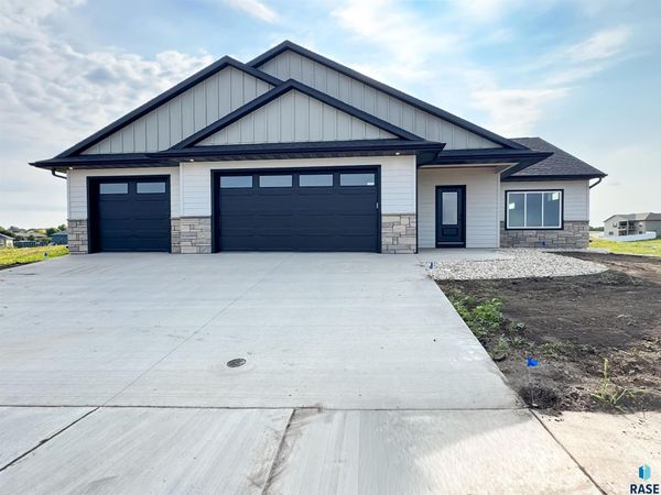 212 W Willow Trl, Crooks, SD 57020