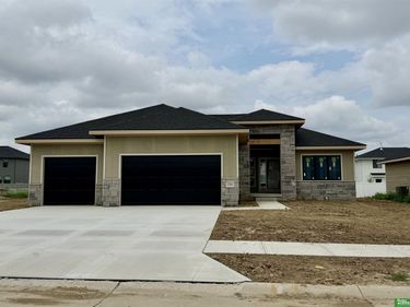 12362 Windsor Drive, Papillion, NE 68046