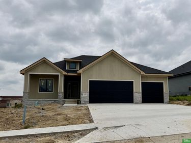 12362 Windsor Drive, Papillion, NE 68046