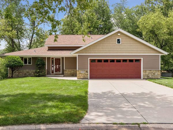 6398 47th Street N, Oakdale, MN 55128