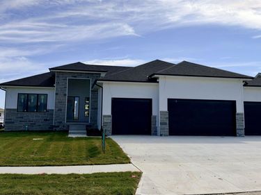 12355 Lake Vista Drive, Papillion, NE 68046