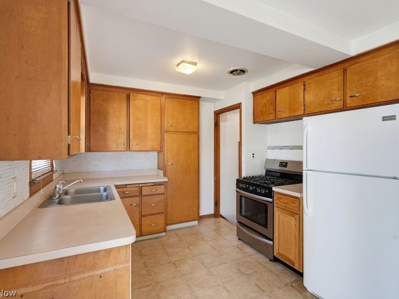 23881 Puritan Avenue, Euclid, OH 44123 Photo 6