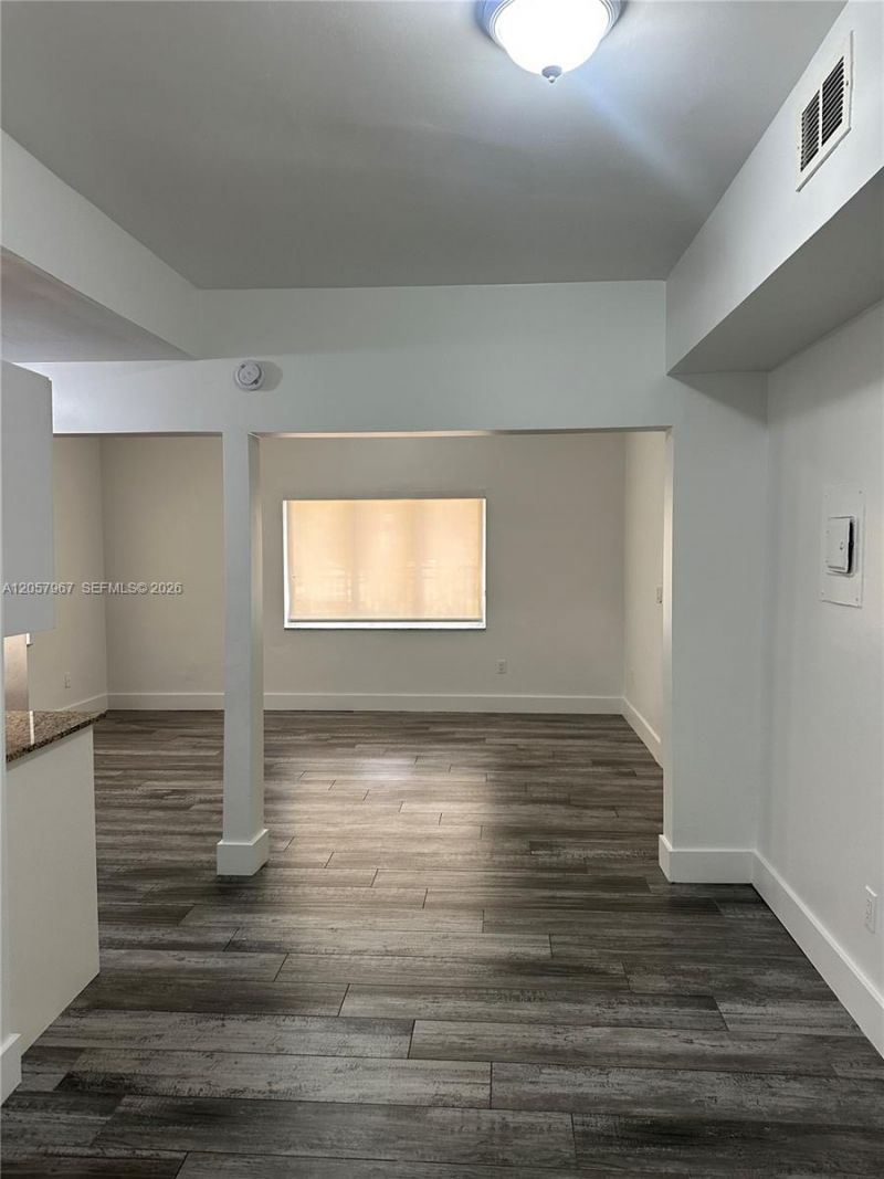 2500 NE 192nd St , Unit 6, Miami, FL 33180 Photo