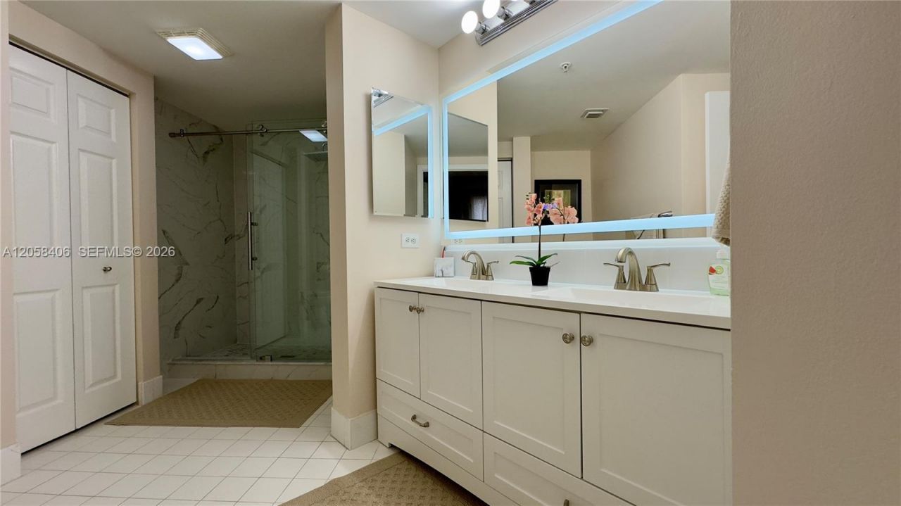17100 N Bay Rd , Unit 1813, Sunny Isles Beach, FL 33160 Photo