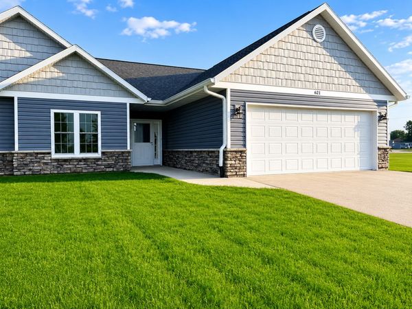 621 E Hewitt Street , Forreston, IL 61030