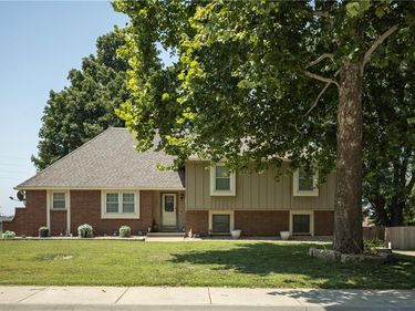 404 S SUNSET Lane, Raymore, MO 64083