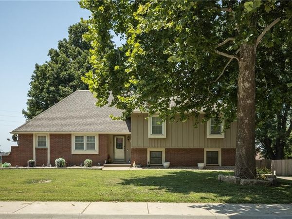 404 S SUNSET Lane, Raymore, MO 64083