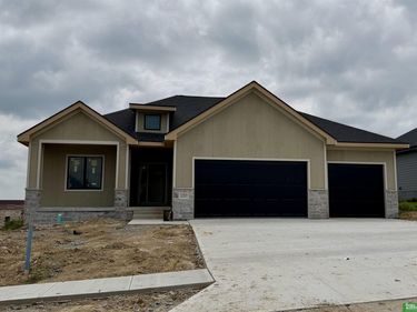 12363 Windsor Drive, Papillion, NE 68046