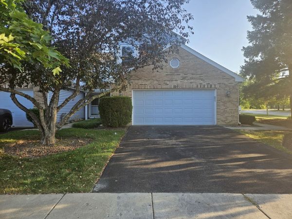10 King Drive, Streamwood, IL 60107