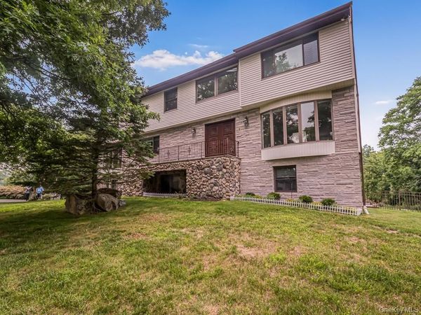 8 Fairgreen Court , Cortlandt Manor, NY 10567