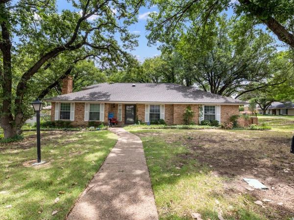 1707 Woodridge Circle , Arlington, TX 76013