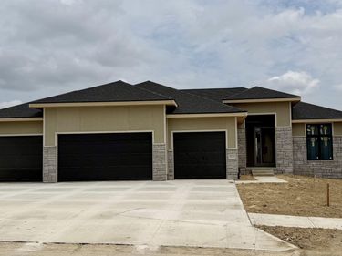 10713 S 219th Avenue, Gretna, NE 68028
