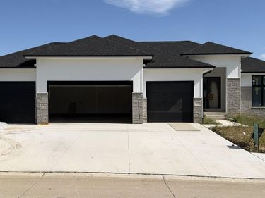 10713 S 219th Avenue, Gretna, NE 68028