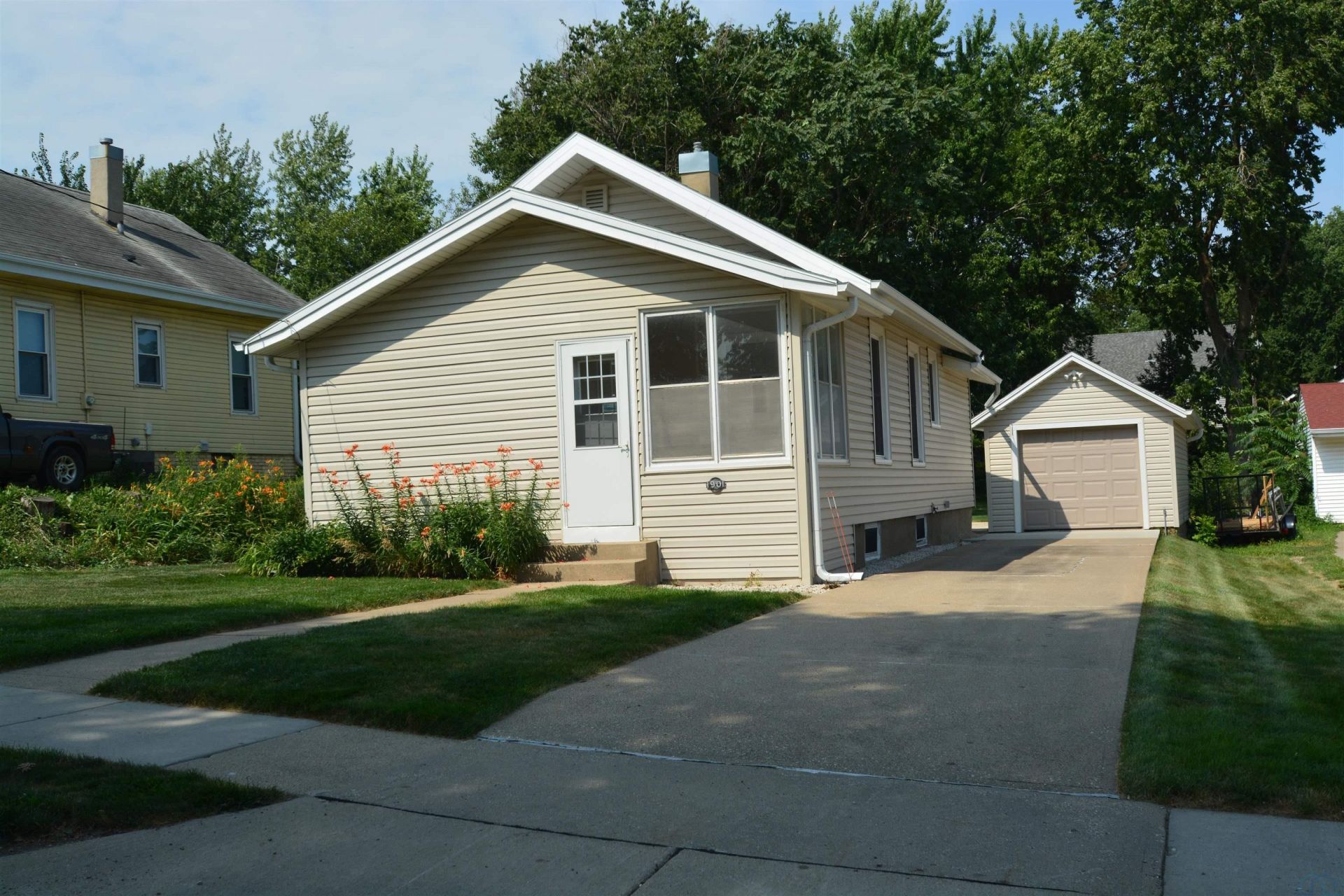 1901 S Clinton St, Sioux City, IA 51106 Main Photo