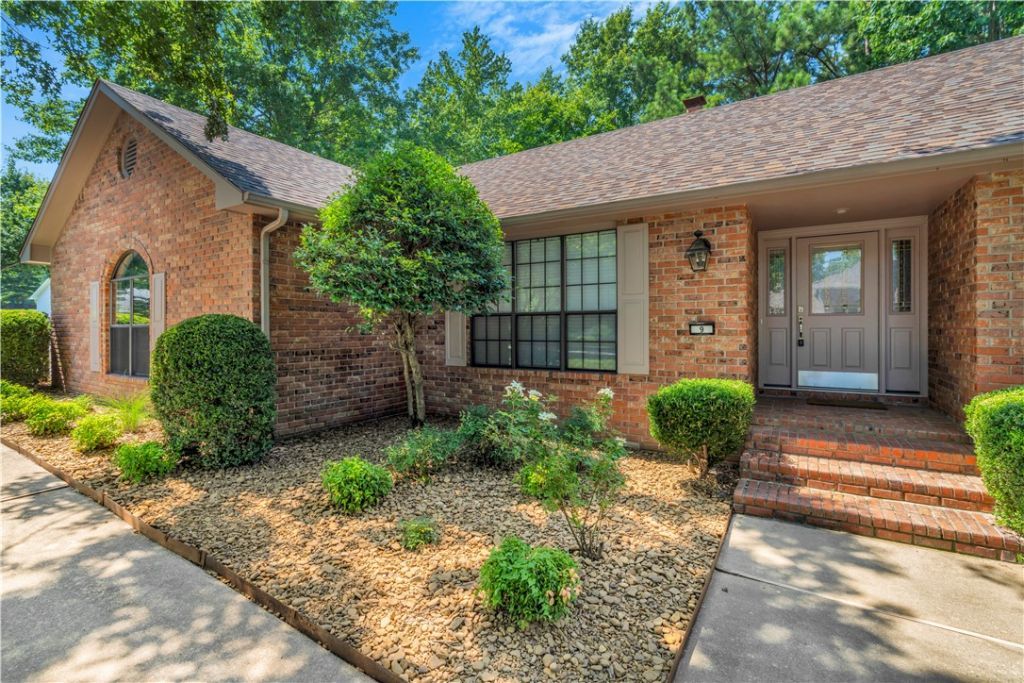 9 W 26th Circle, Fayetteville, AR 72701 Main Photo