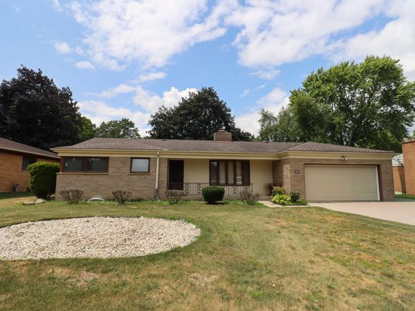 7903 N Fairway Pl, Milwaukee, WI 53223