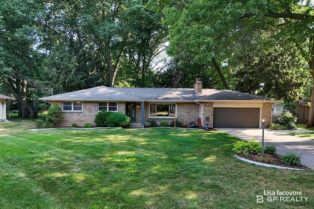 2211 Clover Drive Nw, Grand Rapids, MI 49504 Main Photo