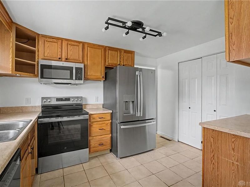 71 Goldengate Drive, Washington Township, OH 45459 Photo 19