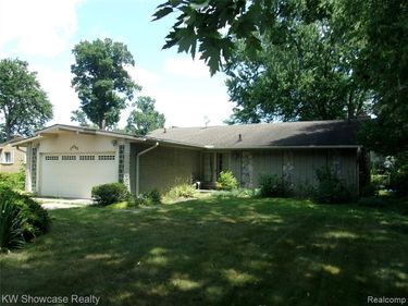 27380 Lahser Road , Southfield, MI 48034