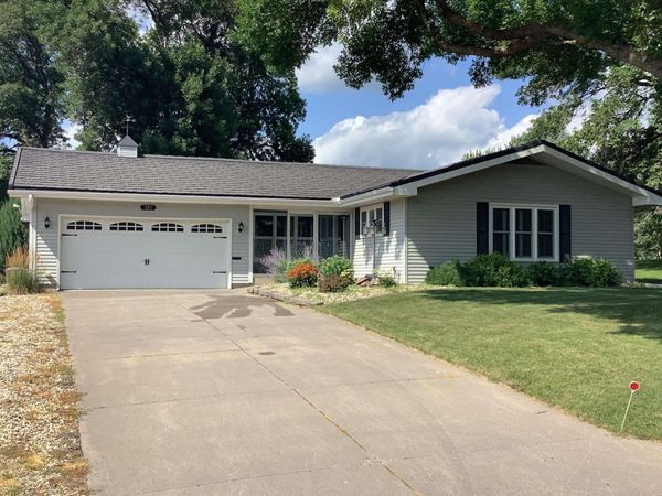 201 2nd Avenue, Armstrong, IA 50514