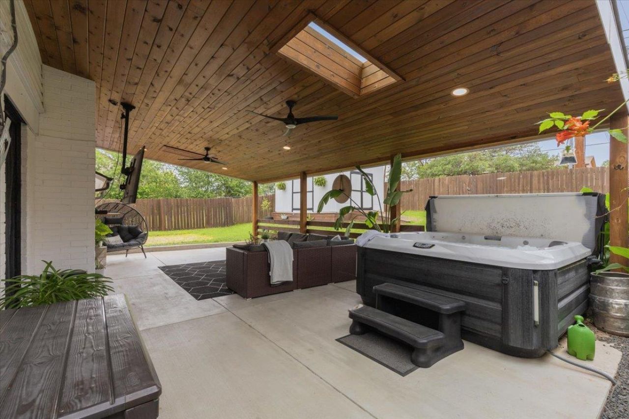 208 Skyloop Dr, Austin, TX 78745 Main Photo