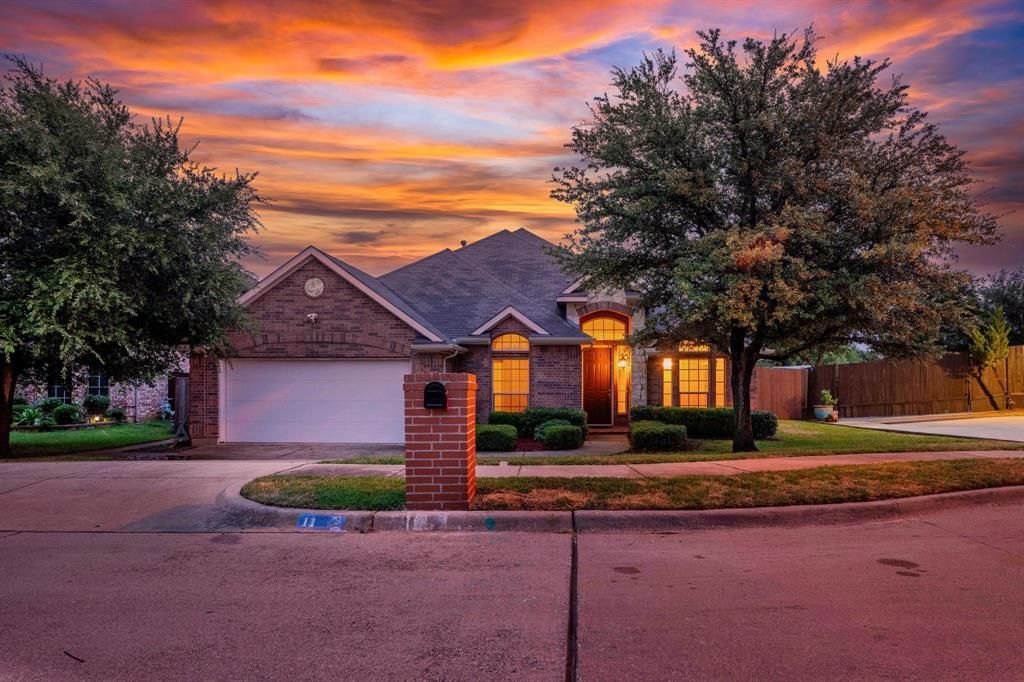 11 Beechcreek Drive, Edgecliff Village, TX 76134 Main Photo
