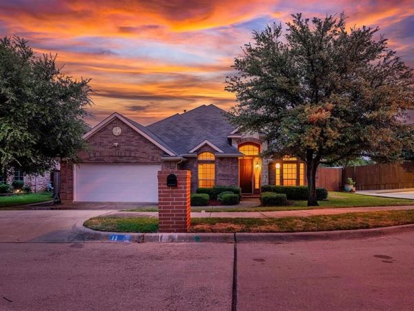 11 Beechcreek Drive, Edgecliff Village, TX 76134